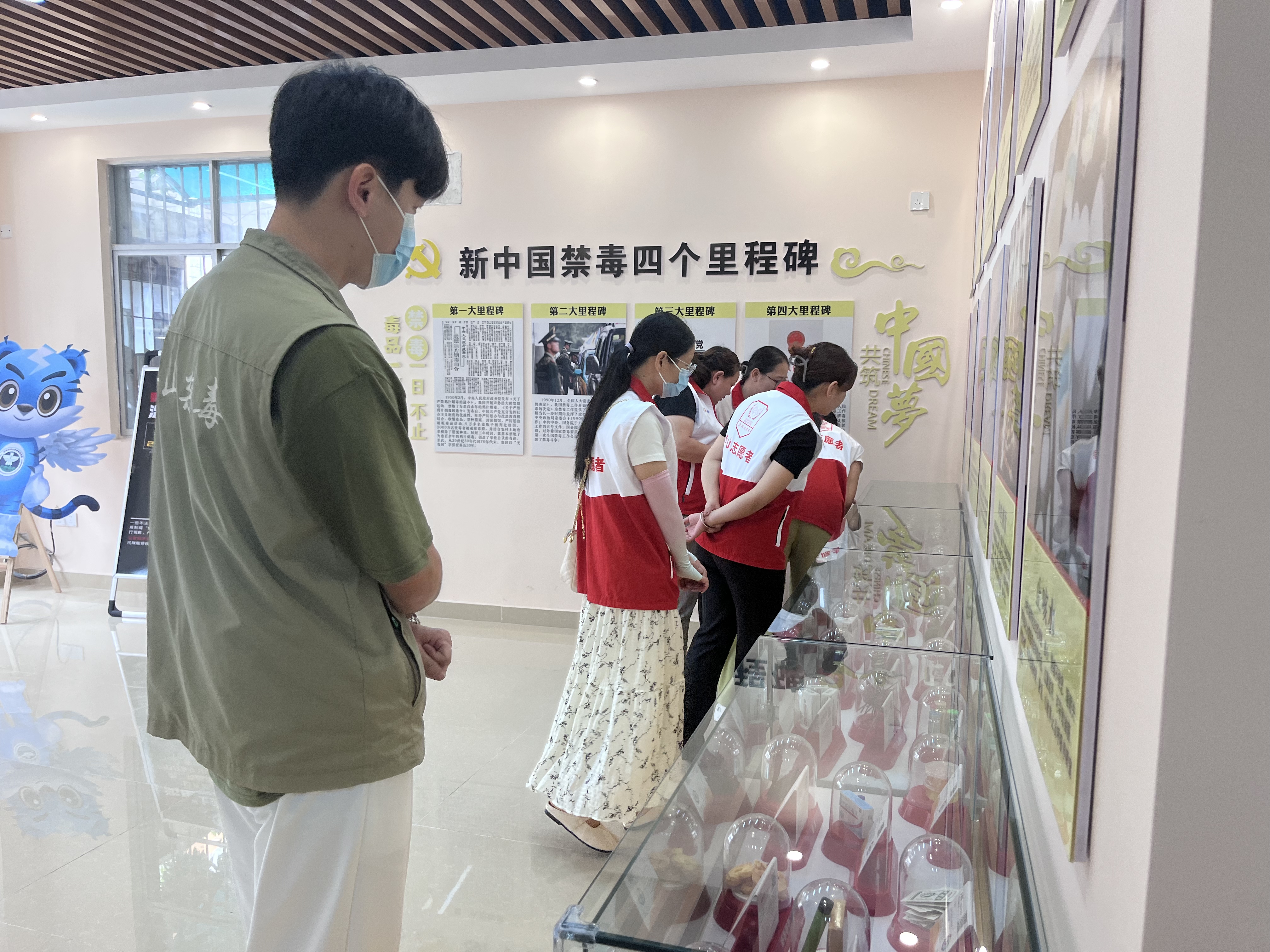 坪山街道组织志愿者参观学习禁毒知识
