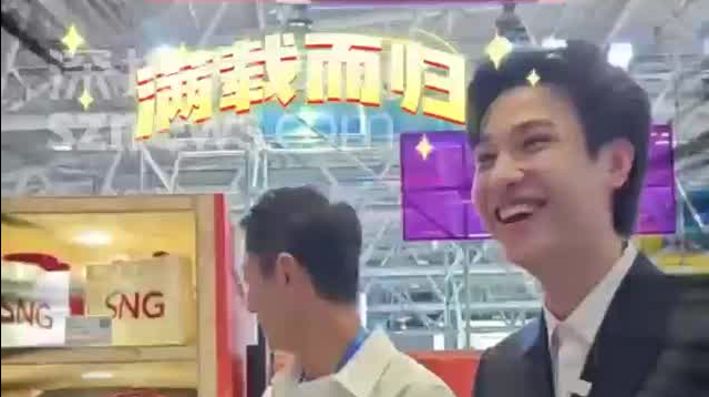 文博会现场，百万主播东哥被深圳报业集团周边“硬控”30秒