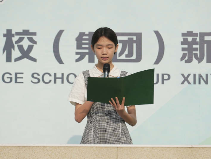 梅大高速救人女孩国旗下讲话 “外公的一跪，在我心中埋下助人种子”