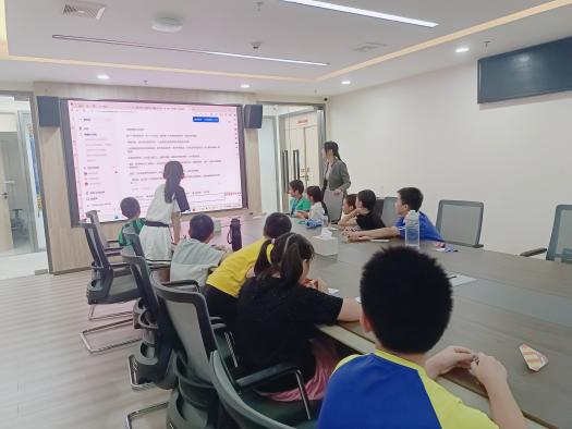 与人工智能来一场“对话”,南园街道巴登社区开展青少年科普活动