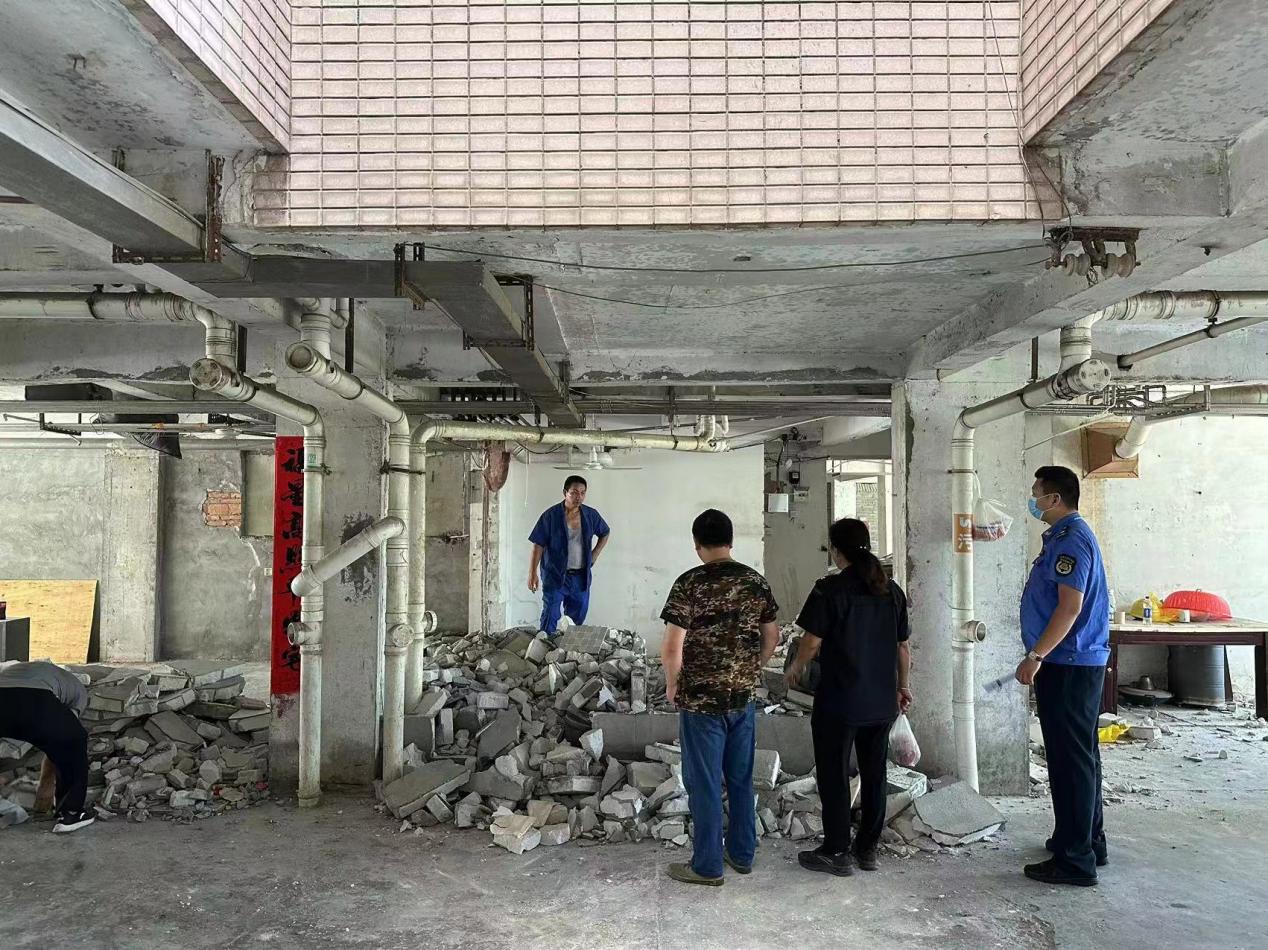 南园街道综合行政执法队依法拆除一处违法建筑