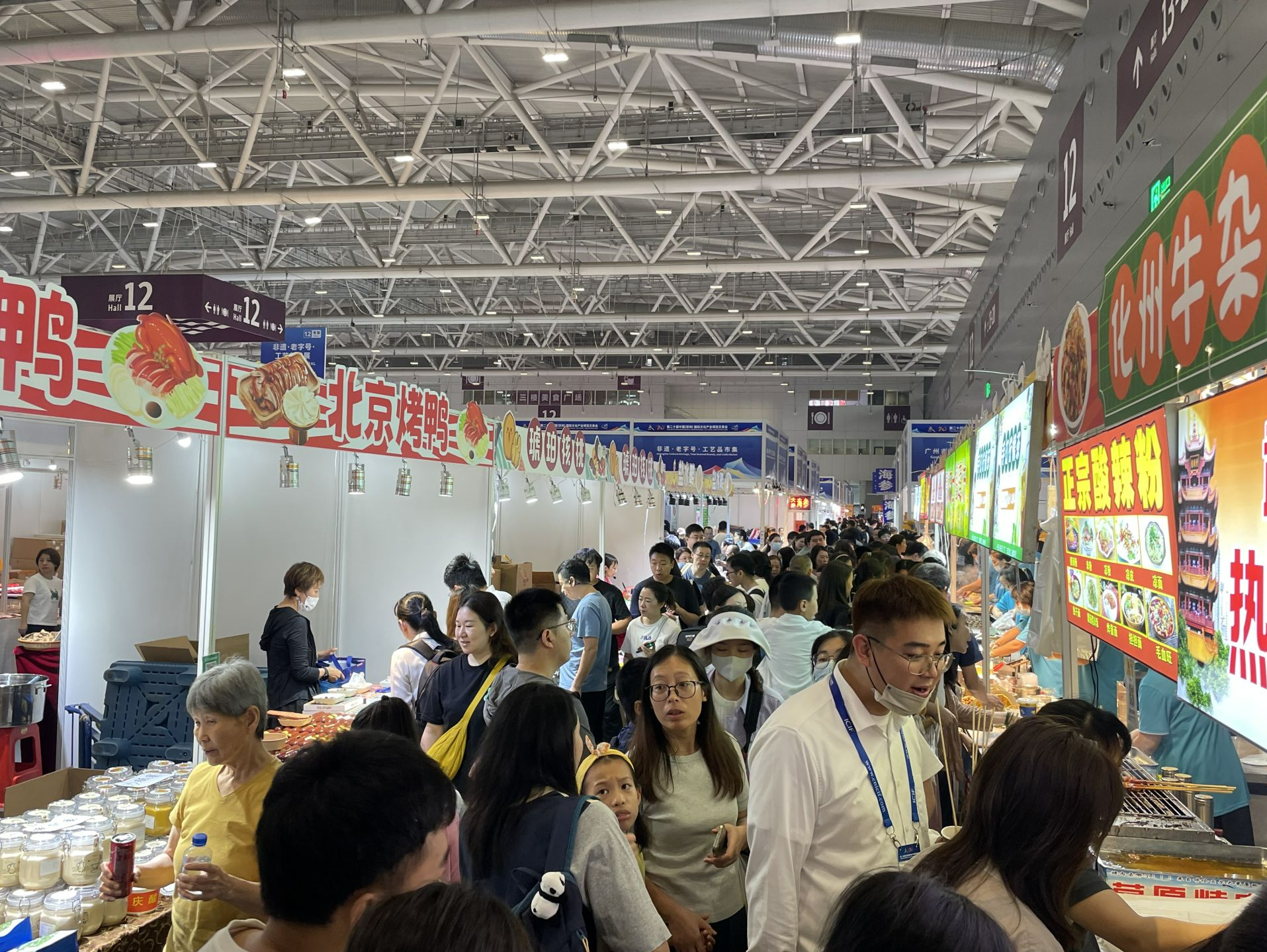 周末文博会各展馆摩肩接踵，市民游客携家带口热情逛展