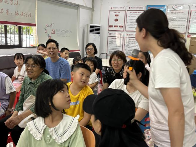 松岗街道朗下社区开展亲子沟通讲座              