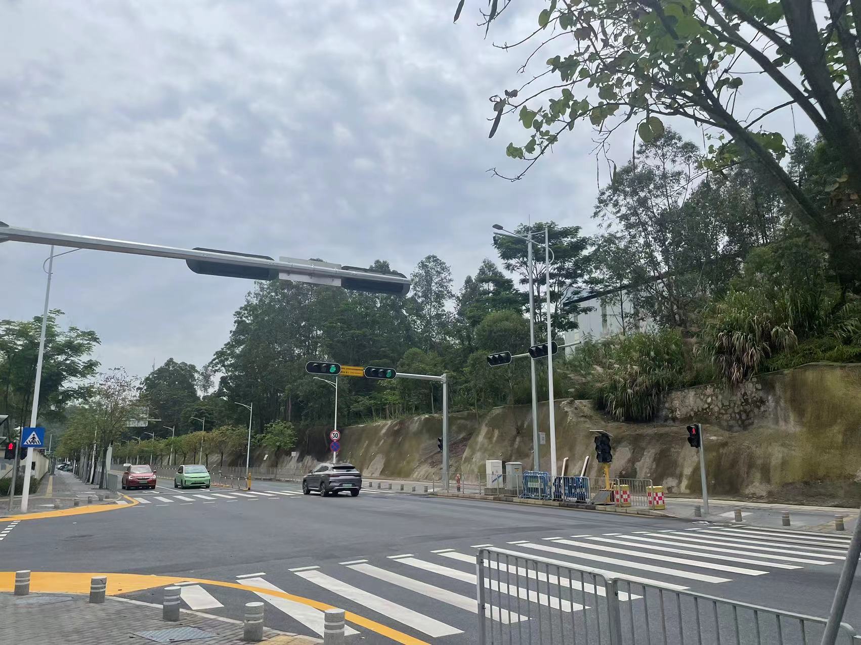 清风路两路口未启用的红绿灯已亮灯，市民遇到红绿灯故障请这样做