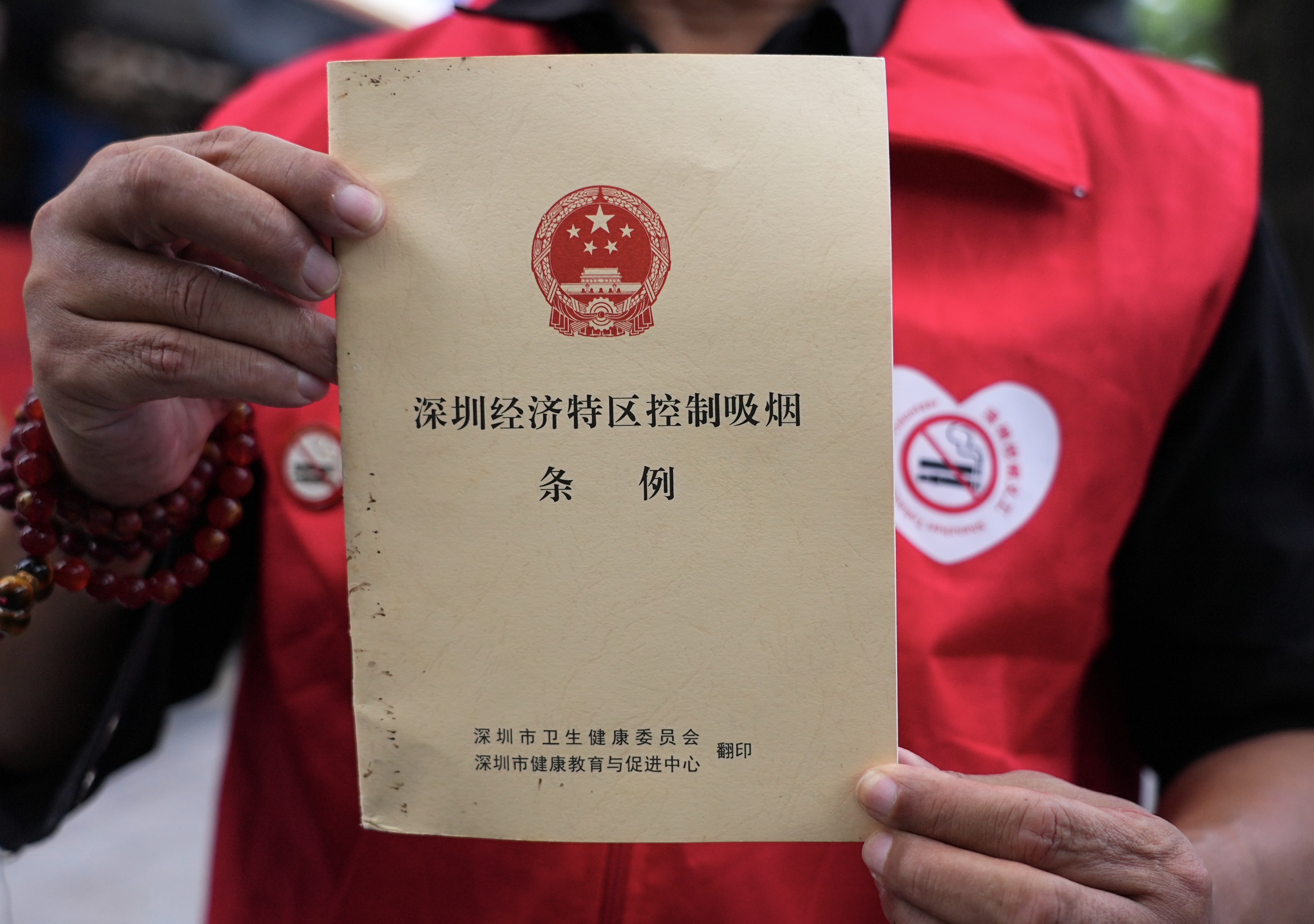 深圳一男子在东门公交站台干了这件事，被罚50元！