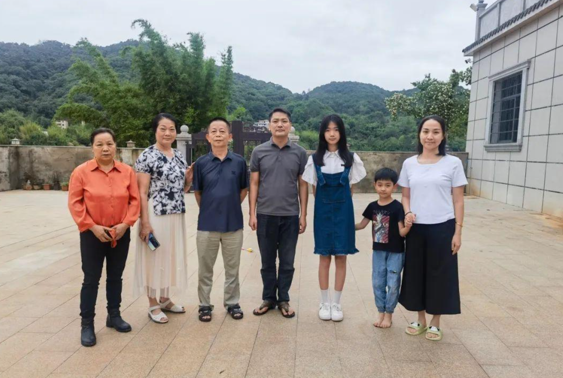 深夜在高速上逆行、下跪！深圳学生讲述难忘经过