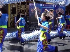 美国旧金山唐人街举行舞龙比赛