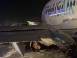 突发！一架波音737客机冲出跑道后失火，已致11人受伤