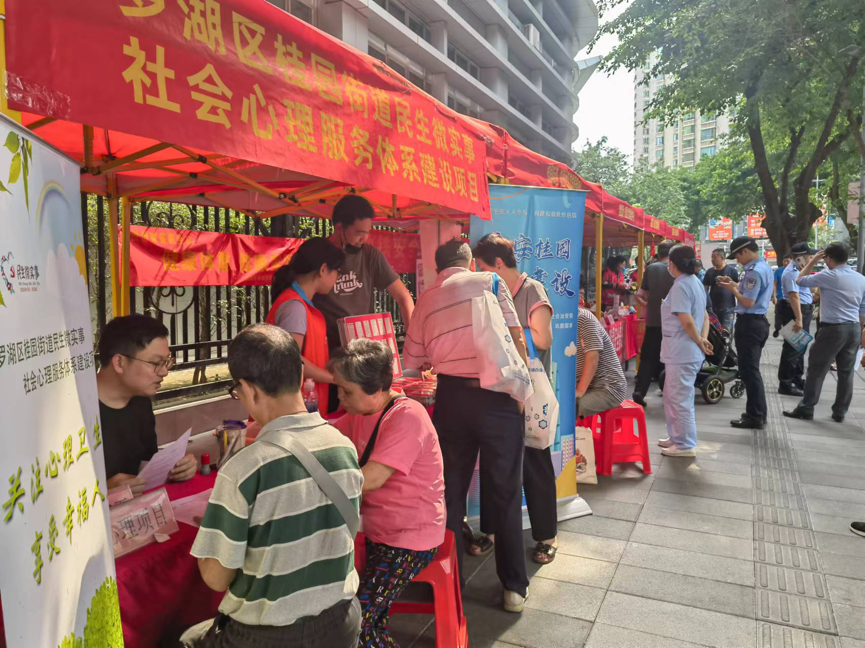 桂园街道松园社区开展五月特色便民服务活动