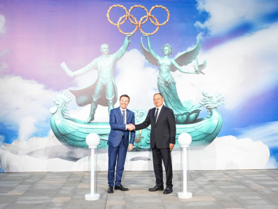 中央广播电视总台捐赠奥运雕塑《同舟共渡》启运赴法 