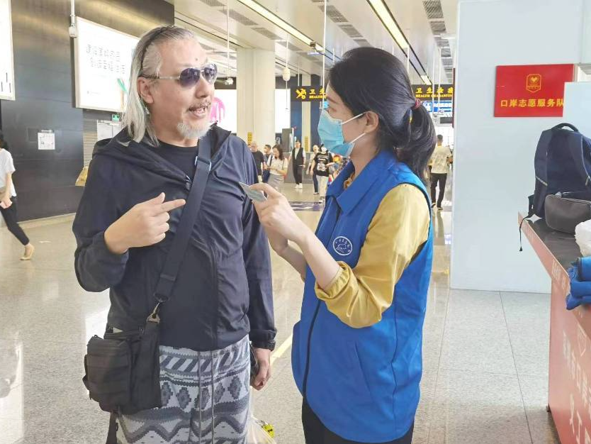 志愿服务护航旅客通关 福田口岸又现温暖“蓝马甲” 