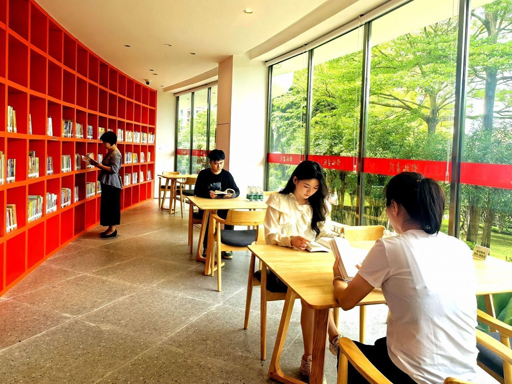 点份无人机外卖 来杯自助咖啡 书吧里读书品茗 深圳“公园+”场景持续上新