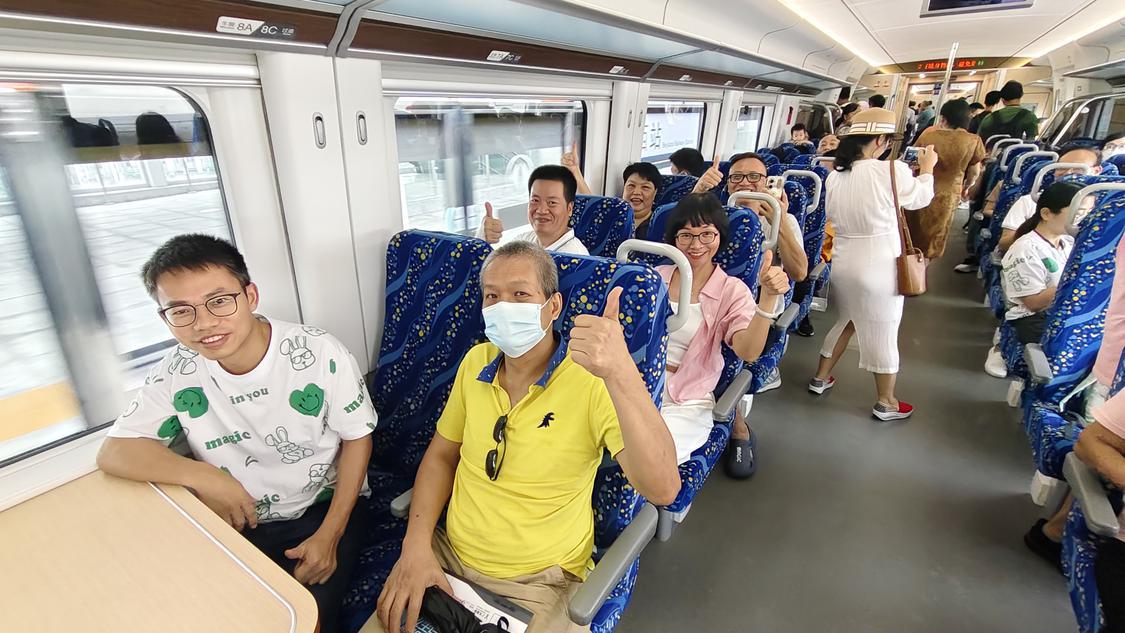 “高速‘地铁’好嘢！”开通首日，市民热情体验广佛南环｜家门口的城际