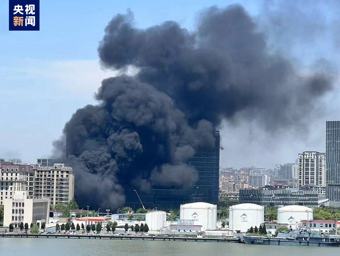 上海徐汇区一在建工地发生火灾 目前火势已被扑灭