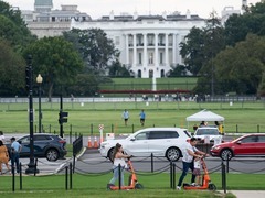 疑为事故　美国一男子驾车撞白宫外围安保门后死亡