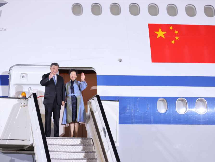 习近平主席抵达塞尔维亚 武契奇总统热情迎接