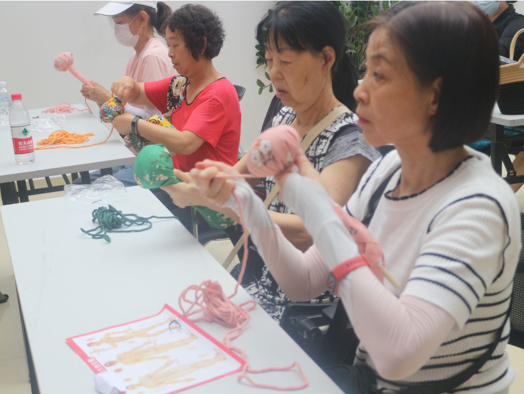 “巧制艾草锤 敬老爱相随”  桃花园社区举行长者手工制作活动