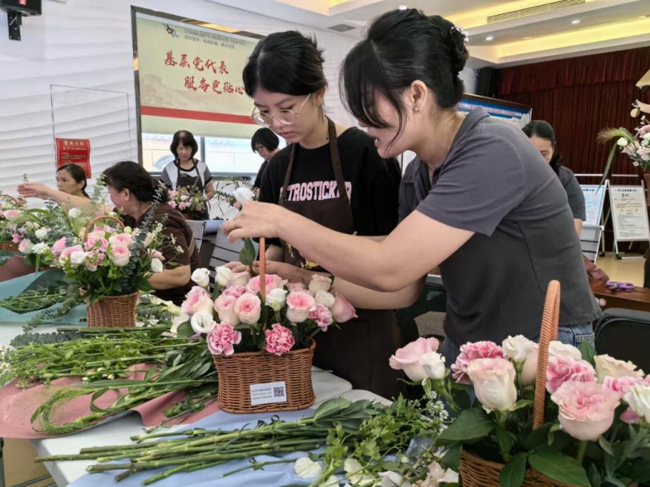 碧头社区开展母亲文化节插花活动              