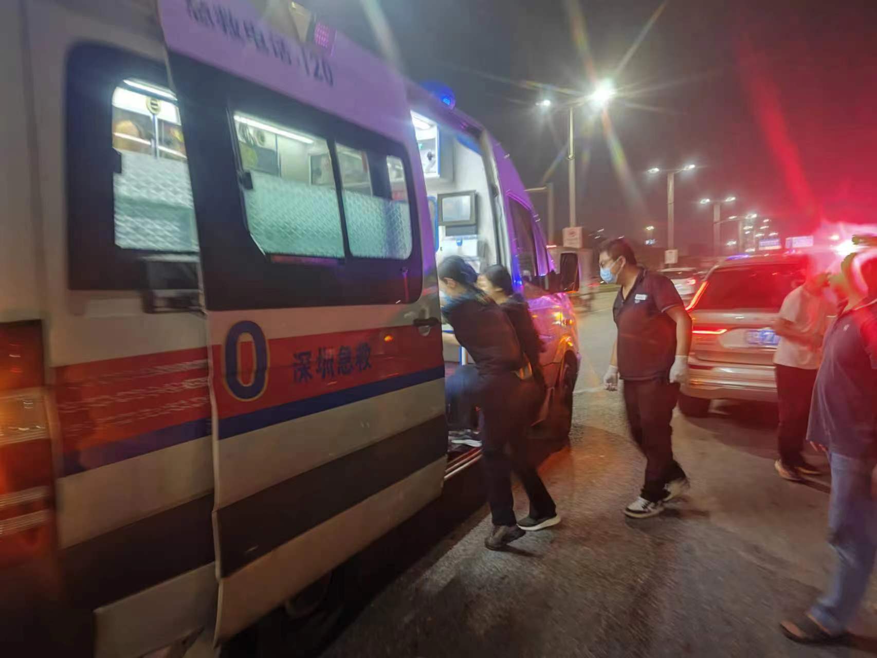 龙大高速一男孩突发疾病，深圳交警火速送医
