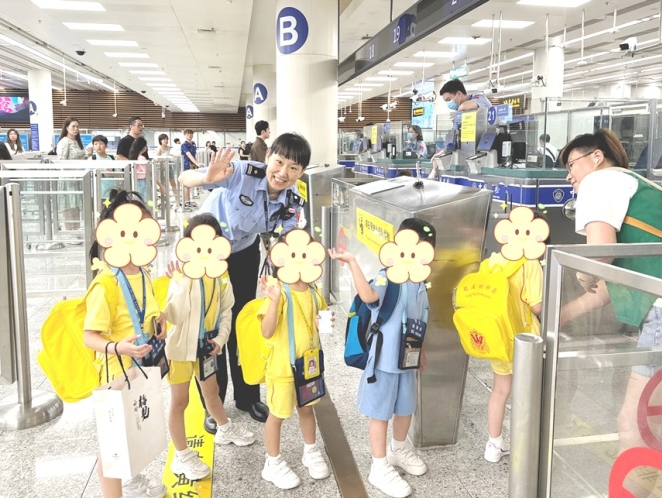 福田口岸日均查验跨境学童1.2万人次，皇岗边检民警：做跨境孩童的指路明灯