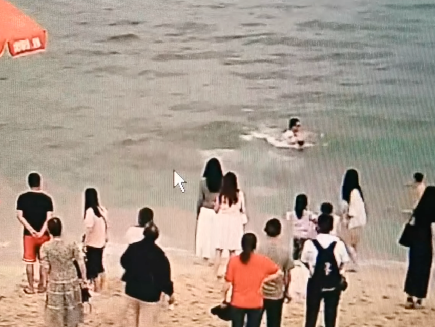 两男孩瞒父母到海边游玩险溺水，救生员救起后“严厉”劝其回家