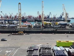 天津港今年单船最大批量国产工程车辆出口“一带一路”共建国家