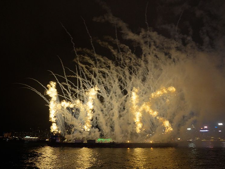 烟火绚烂 场面壮观！巨型“HK”、“开心笑脸”点缀香港维港夜空