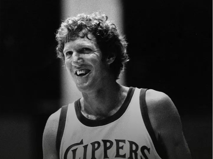 NBA传奇巨星比尔·沃顿去世，曾是姚明名人堂引荐人 