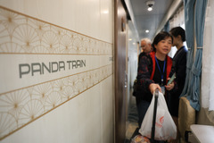 新华全媒＋·中国——老挝旅游列车“熊猫专列”开行（1）