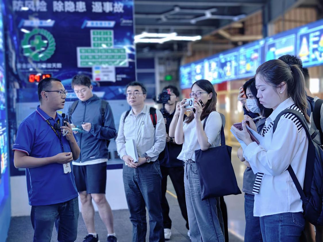 走进“大而强”的“灯塔工厂”，央媒在佛山看到了什么？丨高质量发展调研行①