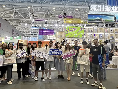 爱了爱了！文博会上，国际友人背上了SNG“显眼包”