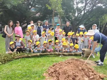 党建“红”引领生态“绿”，园岭街道红荔社区联合基建幼儿园开展植树共建活动