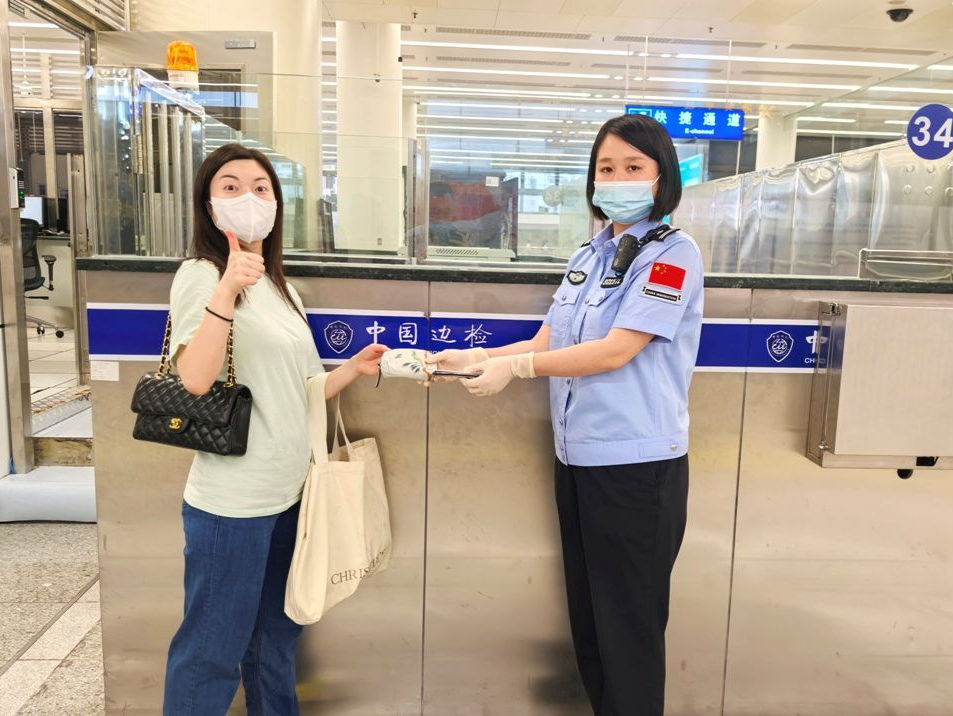 港籍旅客出境途中丢失钱包 民警多方查找帮其寻回