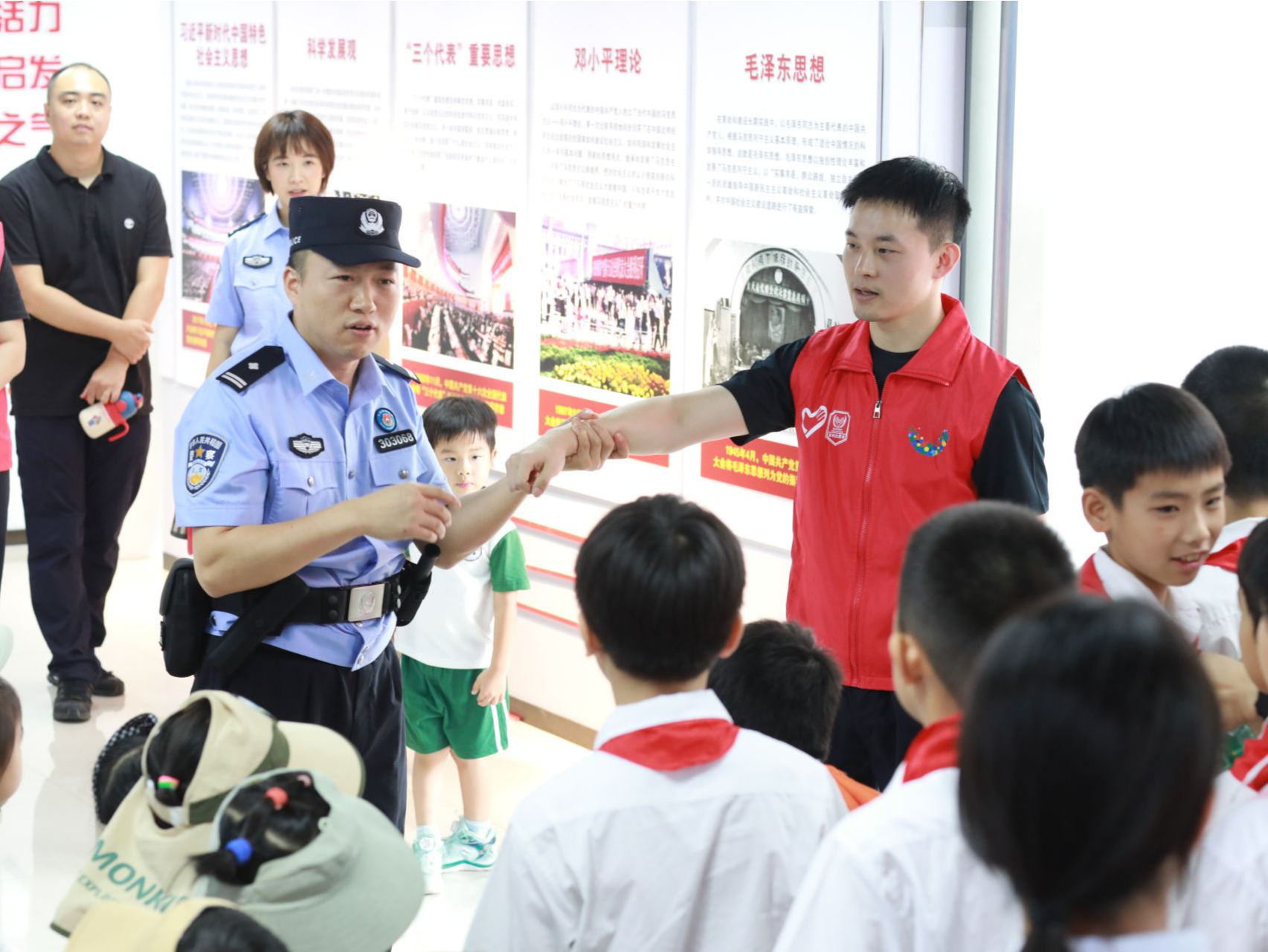 蛇口边检站开展“警心携童心‘警’彩零距离”警营开放日活动