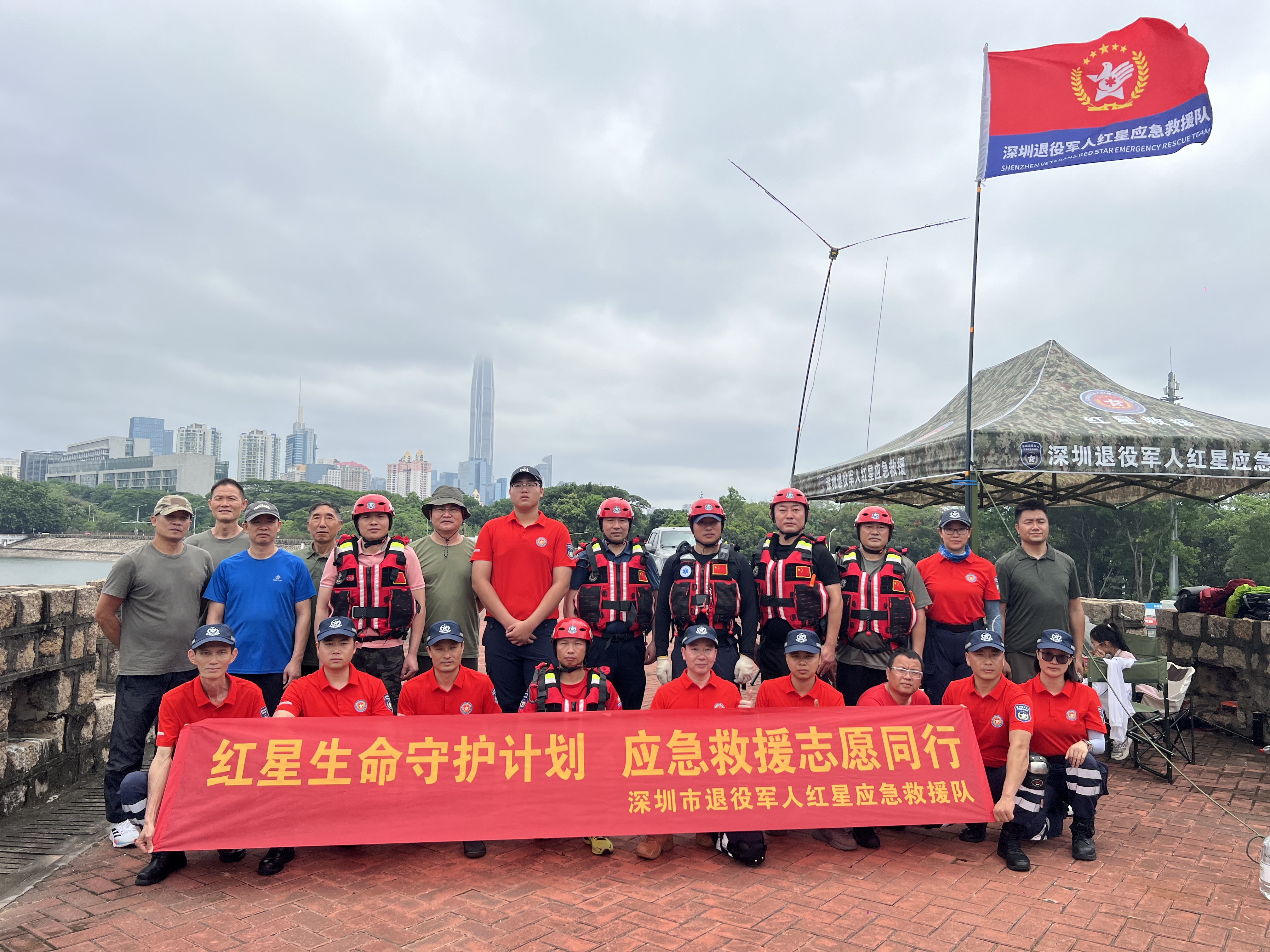 训练不松懈，深圳市退役军人应急救援队开展水域救援训练