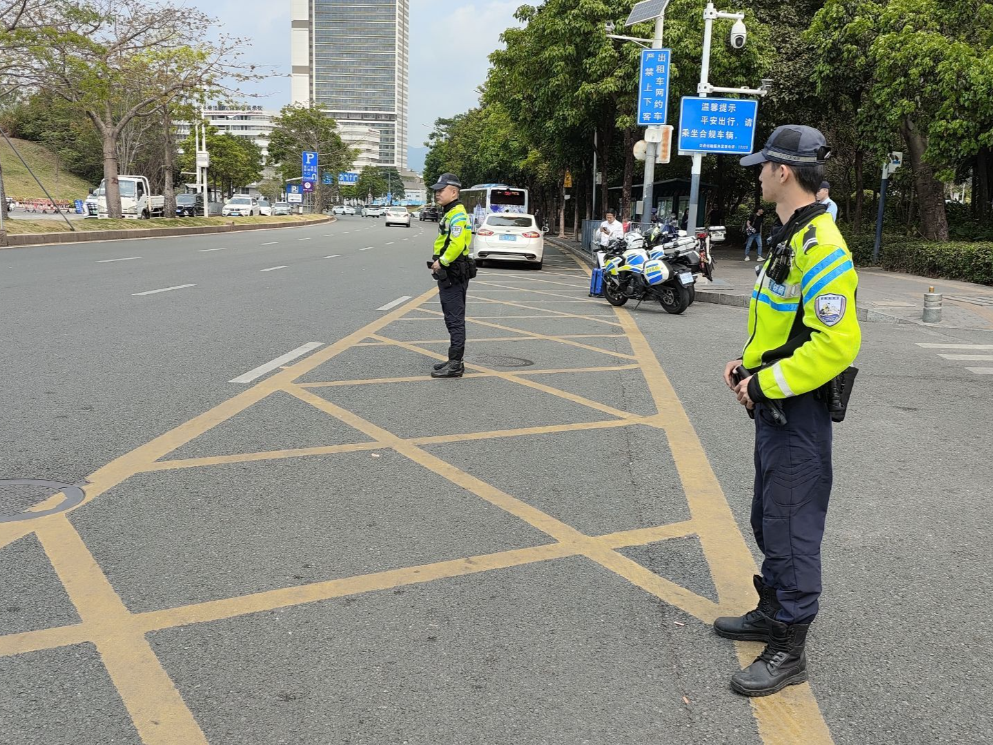 严打非法拉客 改善交通秩序 公安部门在深圳北站及周边开展多位一体巡逻防控及专项整治行动