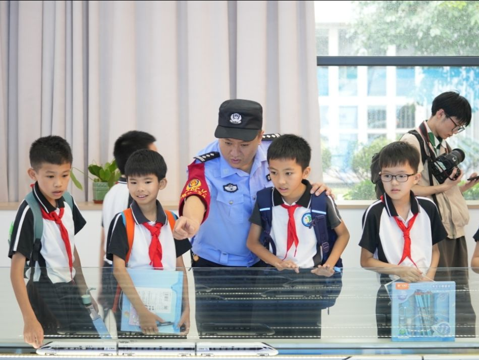 共筑平安铁路，小学师生到广州动车段开展研学