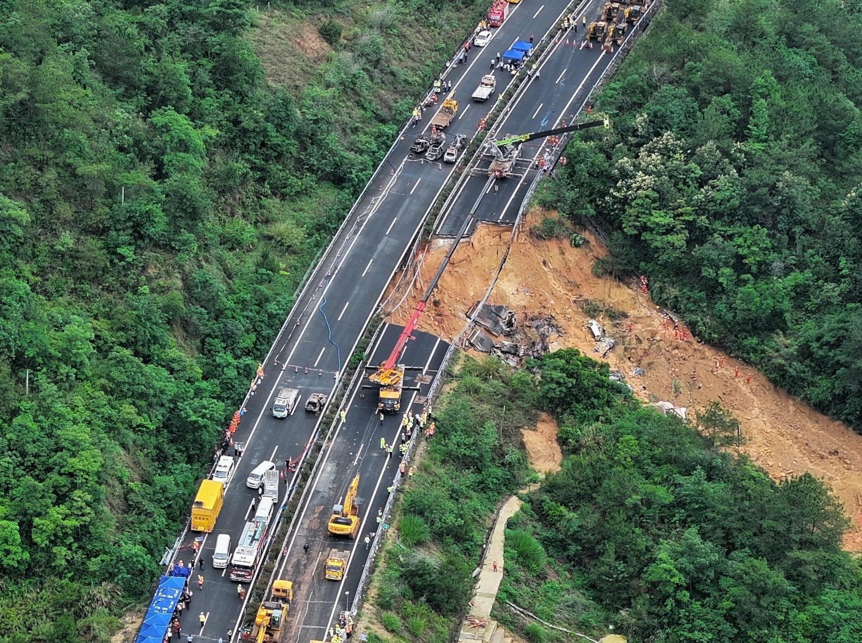 持续关注｜双向道路畅通！记者实探梅大高速塌方灾害绕行路段