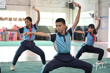 中山板芙镇深湾小学传承武术与民乐，操场上“笛武飞扬”丨武术进校园