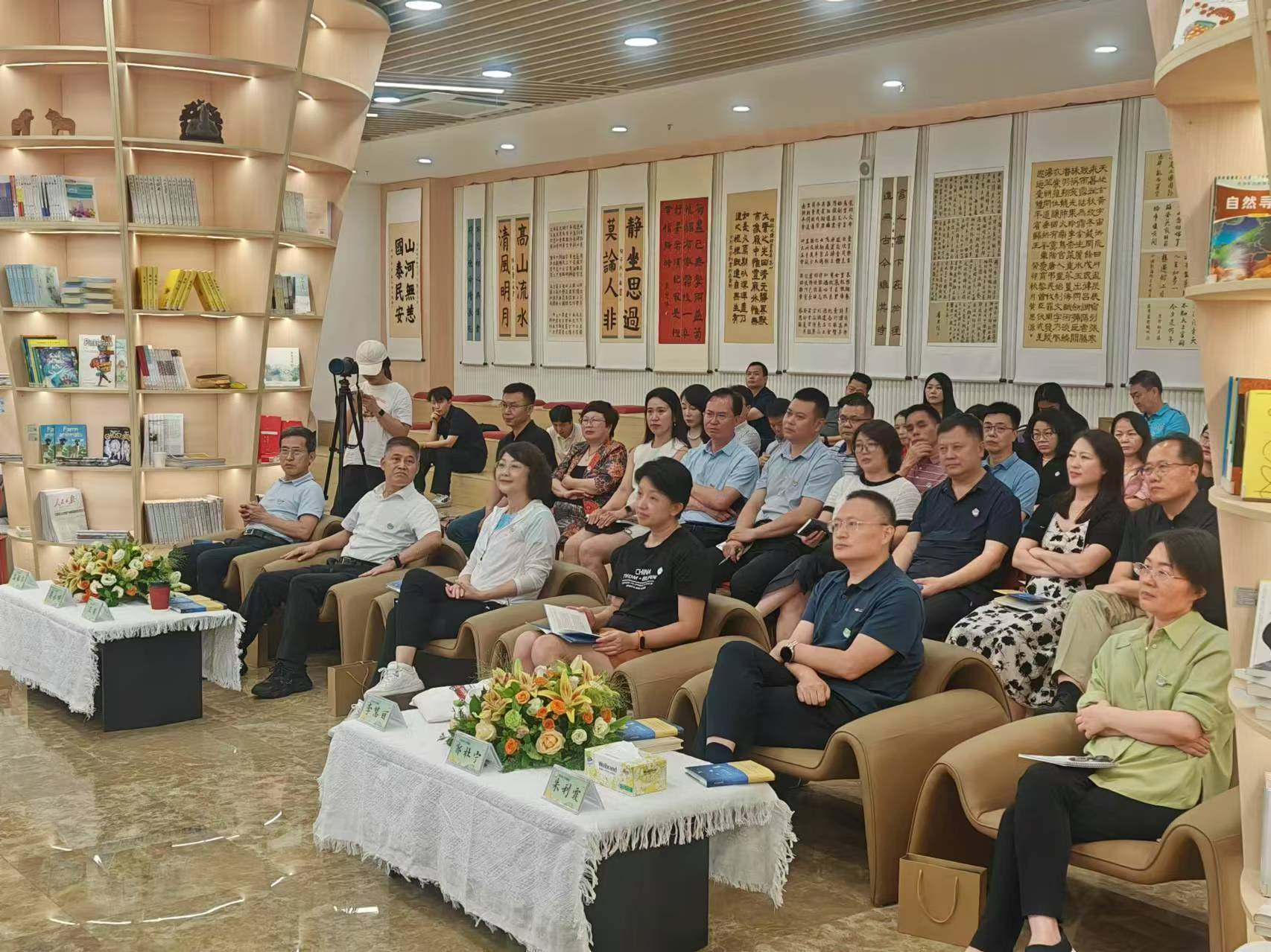 （已替换前稿，不发）宝安区教育系统读书分享会举行