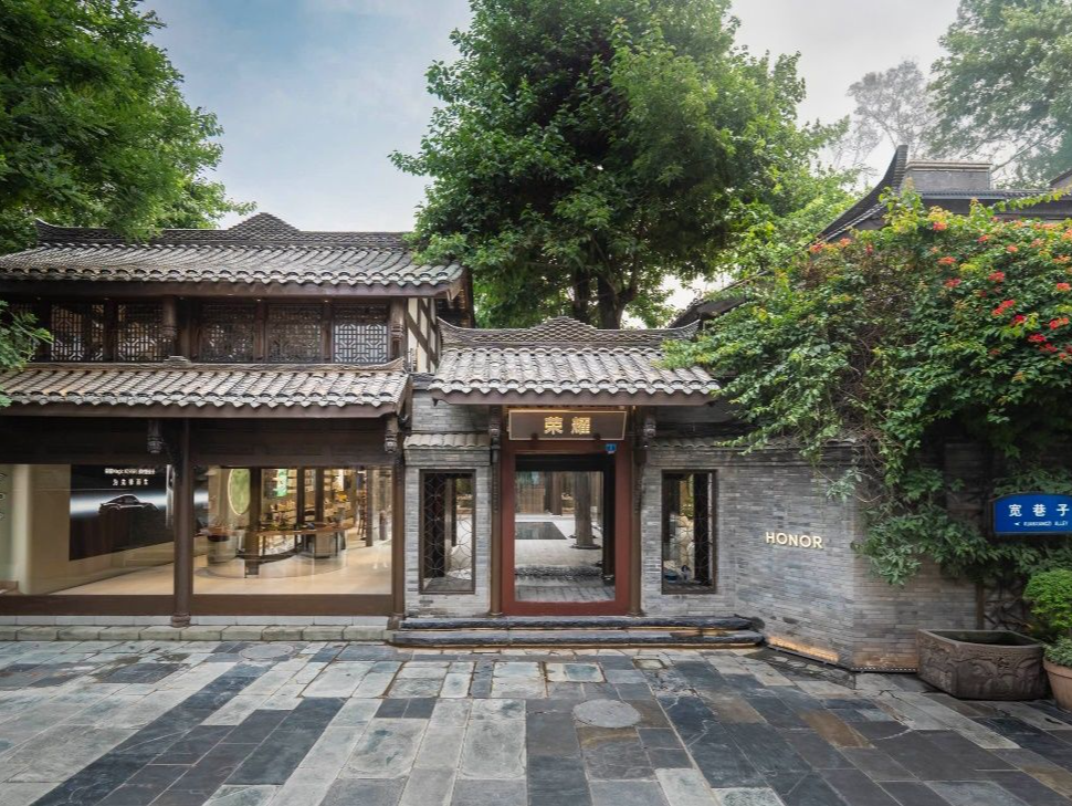 荣耀全球首家旗舰店落地蓉城，一季度中国手机市场份额第一