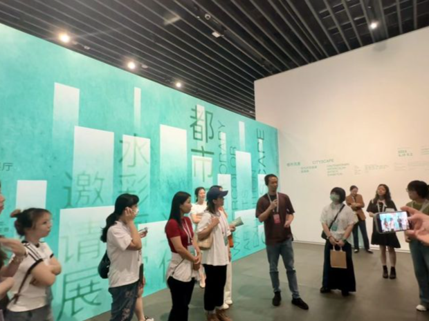 策展人为市民导览，“都市风景——当代水彩画家邀请展”在深圳美术馆展出
