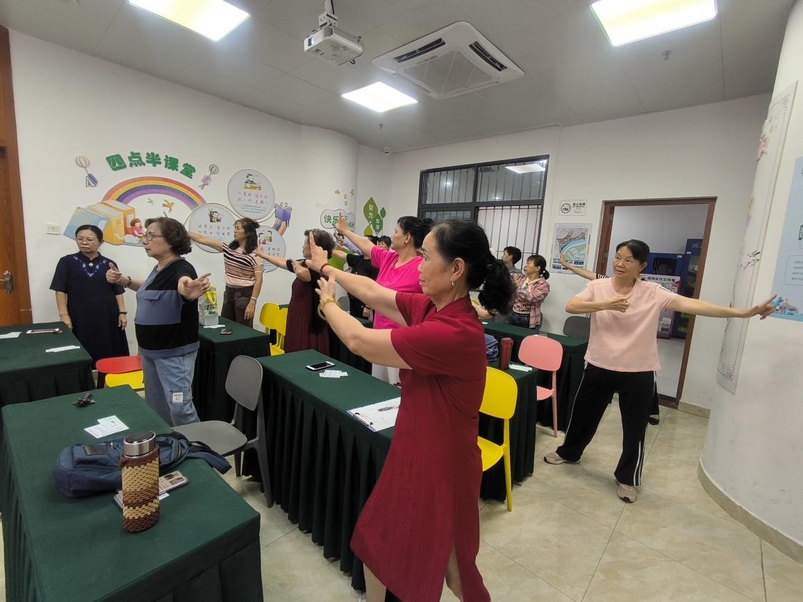 指尖上舞出健康和活力，南园街道滨河社区开展长者健康养生操活动