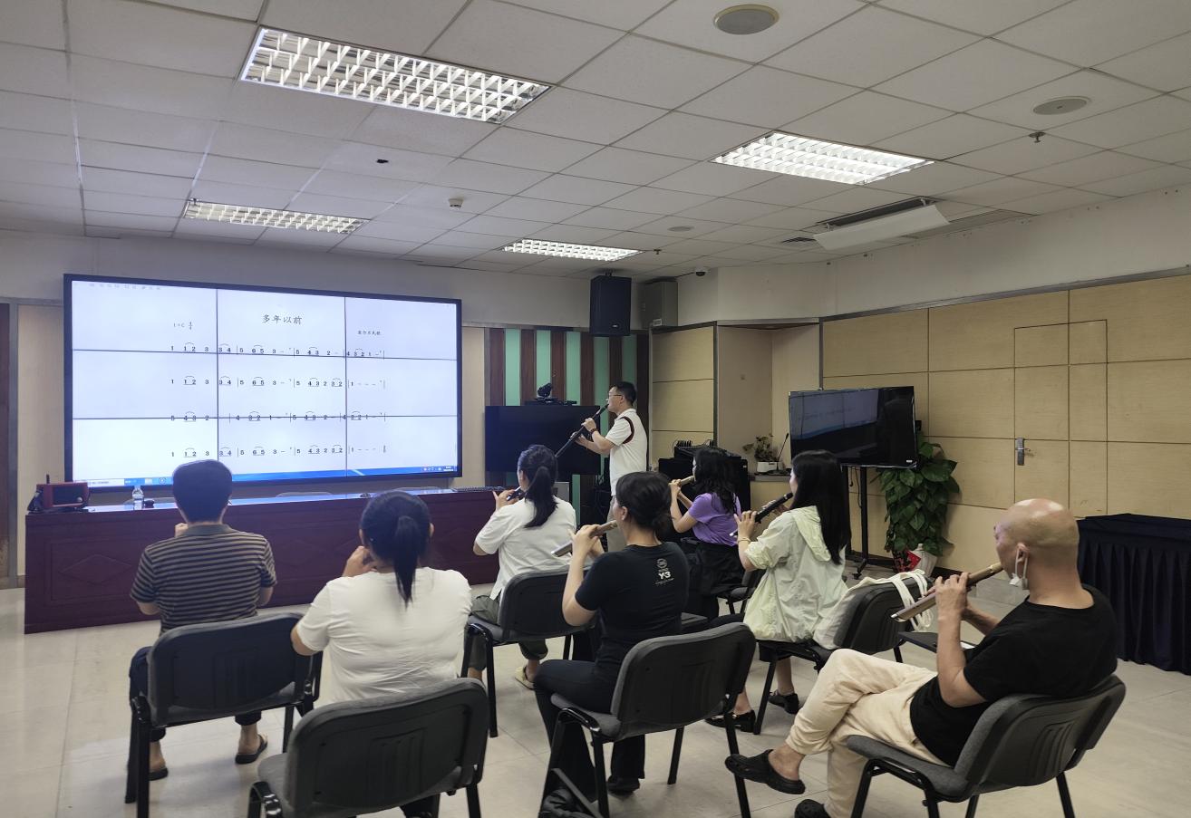 炎炎夏日“谱”出美丽，赤尾携手南华社区开设青年夜校“小小笛”课程