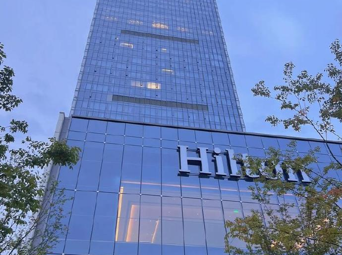 希尔顿一会员退房时被扣3000元，酒店称调监控发现其夜不归宿