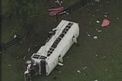 美国佛罗里达州发生巴士翻车事故 一名涉事司机被捕