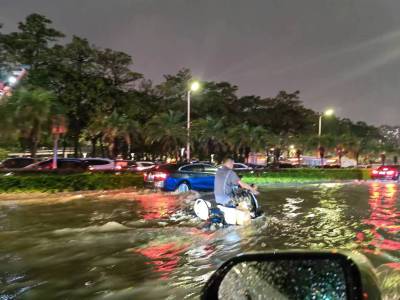 强降雨直击｜南海大道积水仍然严重，浸到汽车车门，车辆行驶缓慢