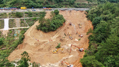 广东梅大高速茶阳路段塌方灾害：救援处置工作仍在紧张进行（2）