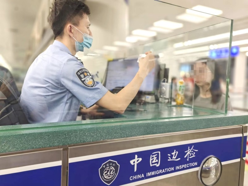 罚！两名女子互换证件试图从福田口岸入境被民警截获