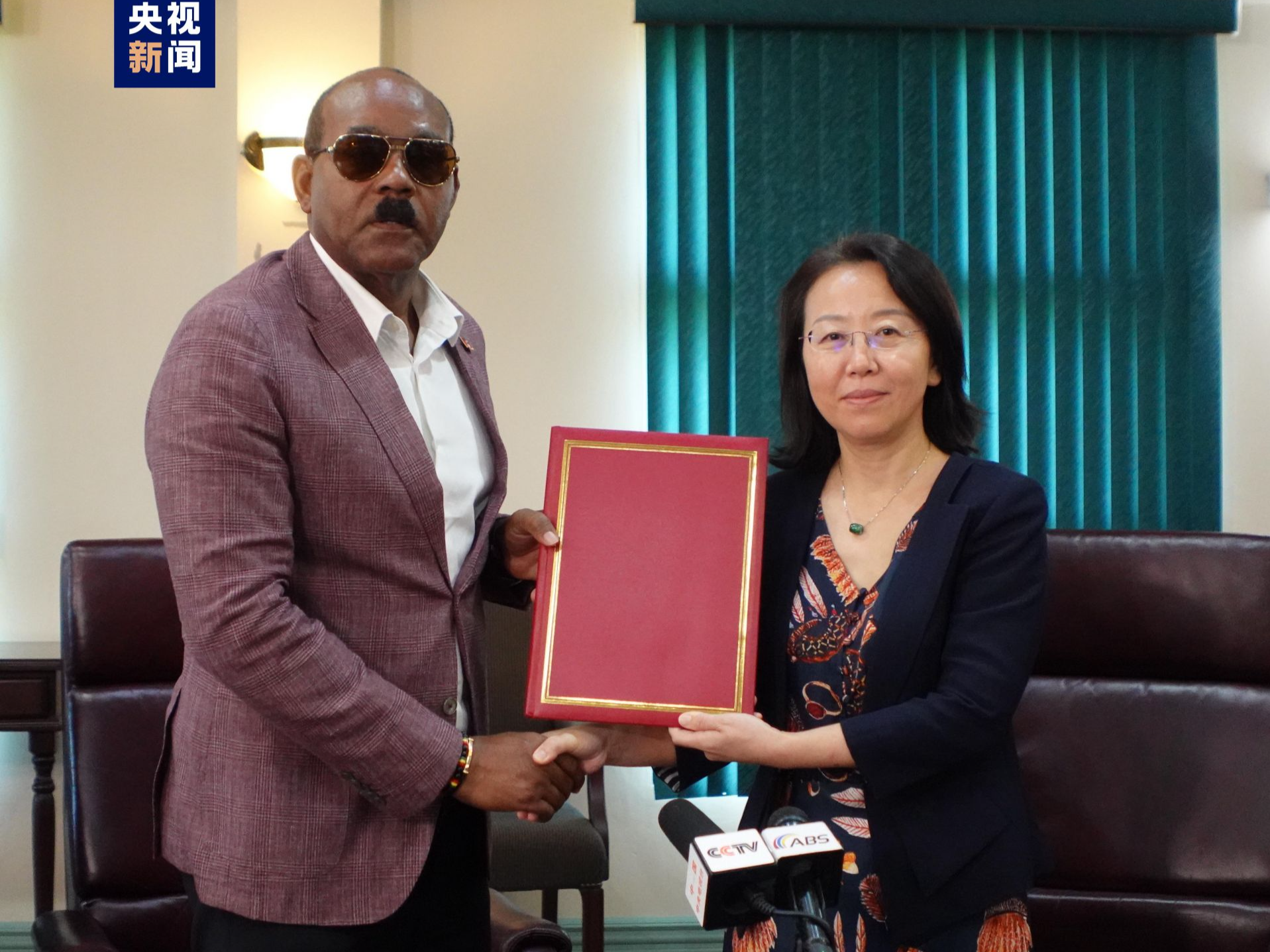 交接！中国中央广播电视总台向安提瓜和巴布达广播公司捐赠媒体设备